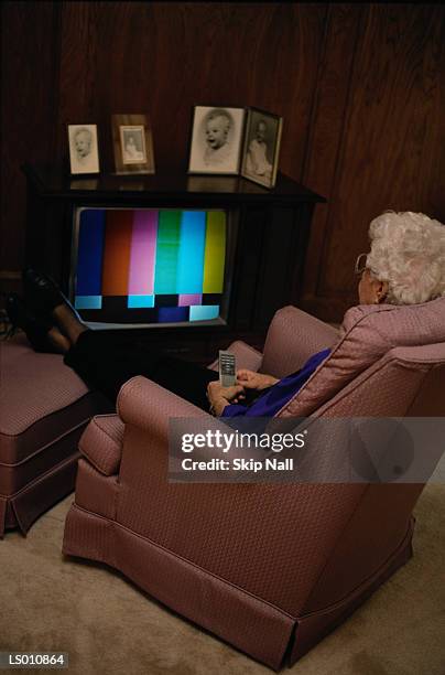 woman watching television - testbild stock-fotos und bilder