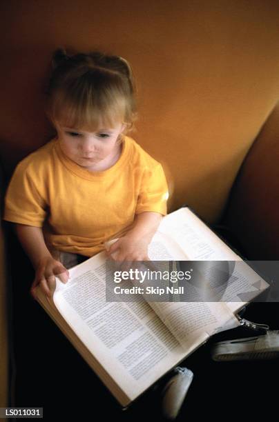 girl flipping pages of book - pages of president george washingtons first inaugural address on in u s capitol building stockfoto's en -beelden