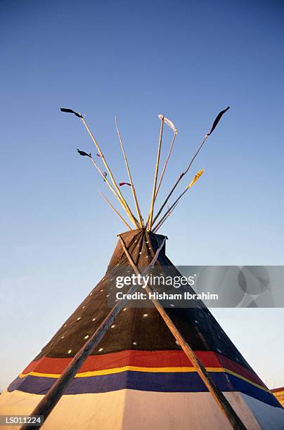 top of tepee - kampeertent stockfoto's en -beelden