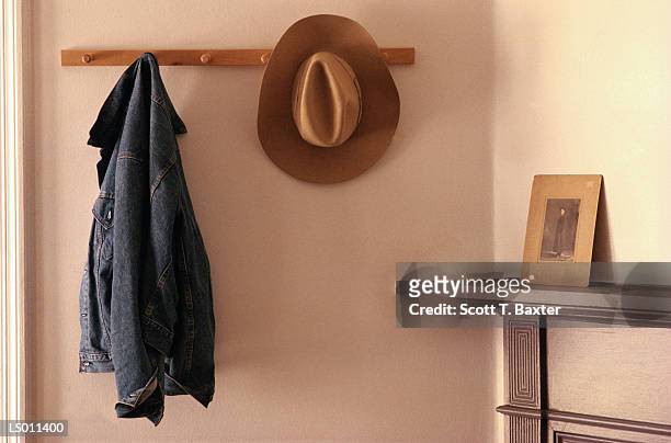 cowboy hat and jacket on rack - portemanteau photos et images de collection