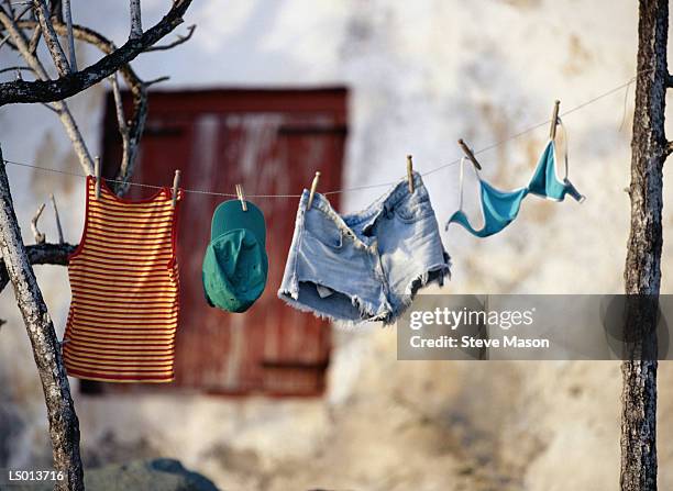 hanging clothes - clothes peg fotografías e imágenes de stock