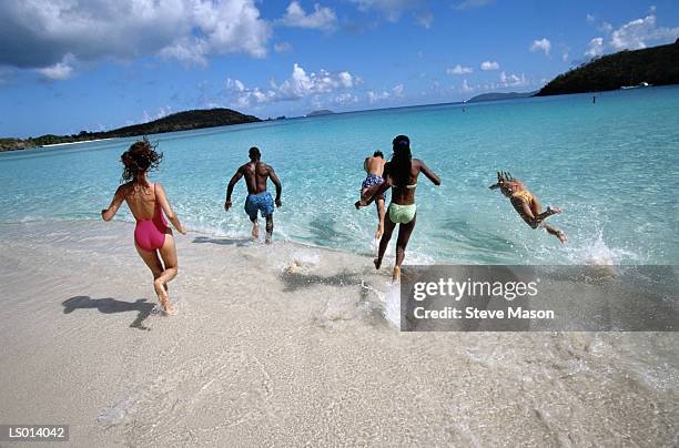 friends running on the beach - seulement des adultes photos et images de collection