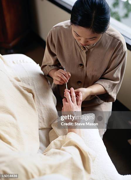 manicure - cutícula fotografías e imágenes de stock