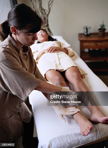 woman getting her legs waxed - leg waxing 個照片及圖片檔