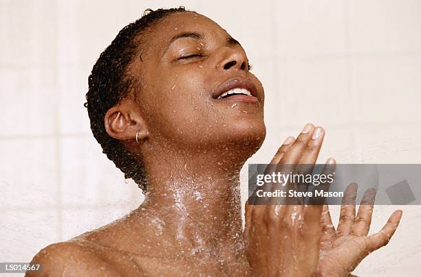 woman showering - african american women wet stock-fotos und bilder