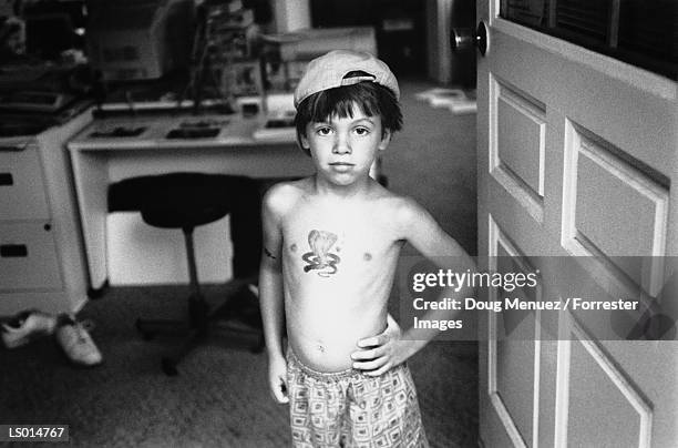 boy standing in defiance in open door - defiance 個照片及圖片檔