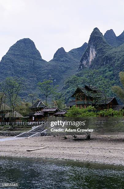 river and mountains at guilin - south east china stock pictures, royalty-free photos & images