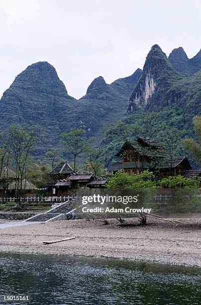 river and mountains at guilin - sudeste da china imagens e fotografias de stock