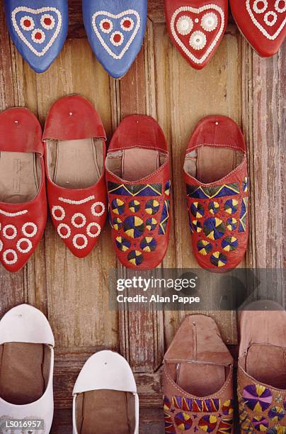 traditional moroccan shoes on display - gestalt stock-fotos und bilder