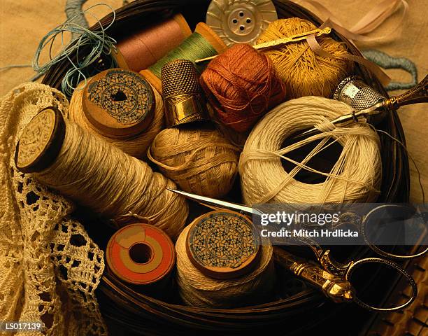 sewing basket - naaimand stockfoto's en -beelden