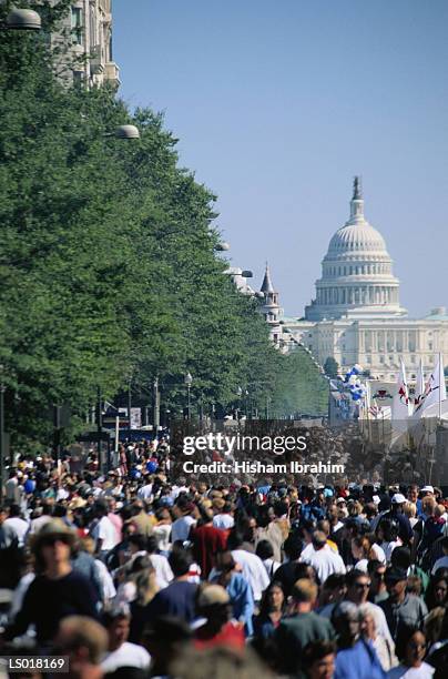 crowd of people in washington dc - american society of cinematographers 19th annual outstanding achievement awards stockfoto's en -beelden