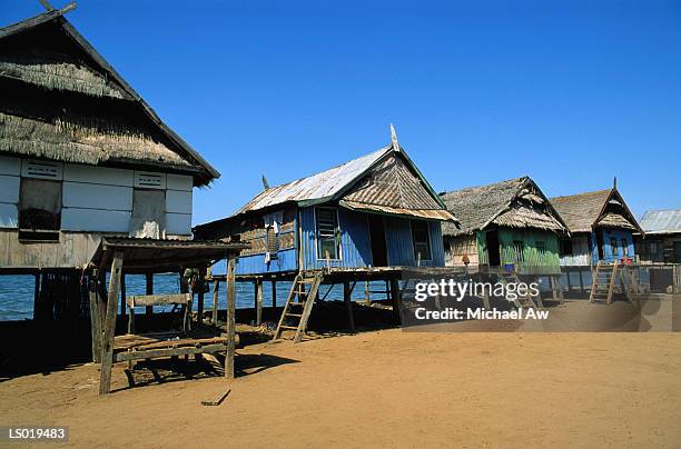 village huts - nusa tengara oriental imagens e fotografias de stock
