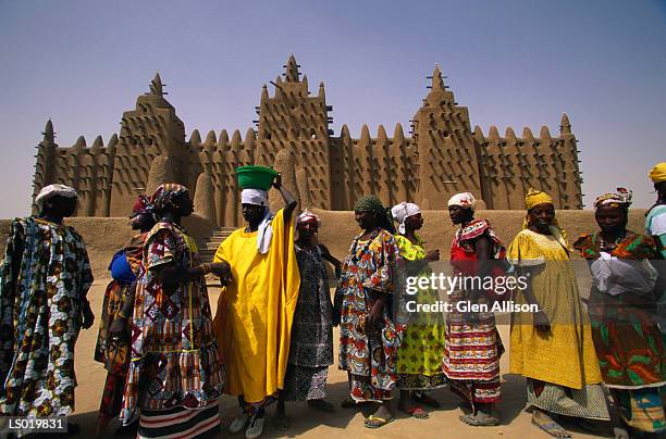 women talking near mud mosque in djenne, mali - women talking stock pictures, royalty-free photos & images