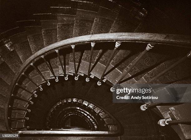 spiral staircase - spiral foto e immagini stock