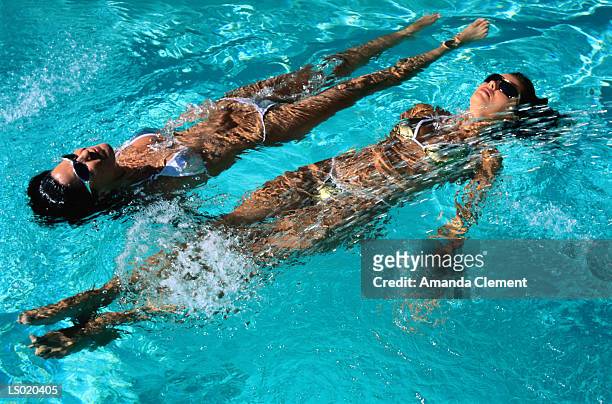 young women floating in swimming pool - amanda and amanda fotografías e imágenes de stock