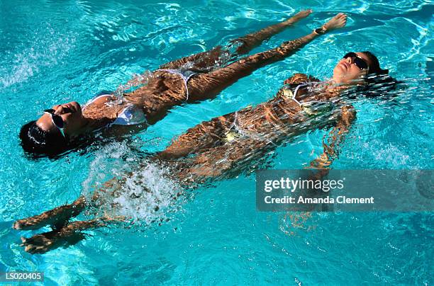 young women floating in swimming pool - amanda and amanda 個照片及圖片檔