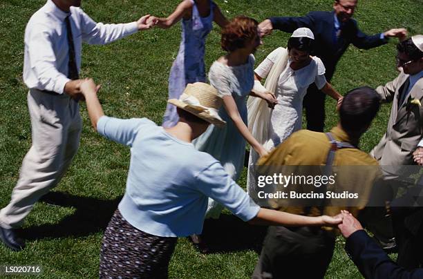 dancing at a jewish wedding - calotte photos et images de collection