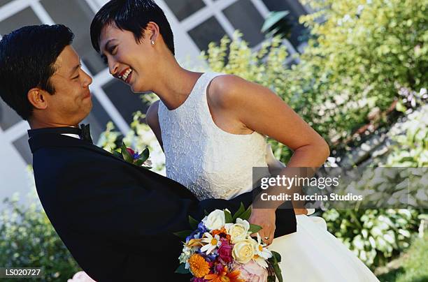 happy bride and groom - happy stockfoto's en -beelden