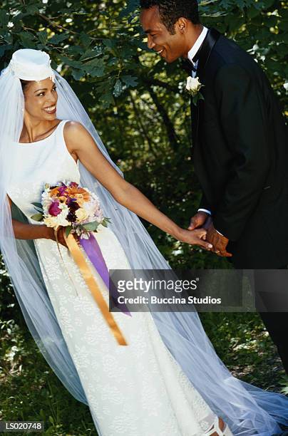 happy bride and groom - happy stockfoto's en -beelden
