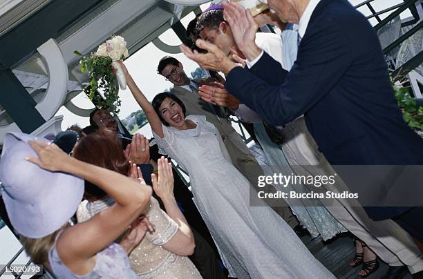 applauding the bride and groom - gorra a modo de casquete fotografías e imágenes de stock