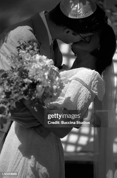 bride and groom kissing - calotte photos et images de collection