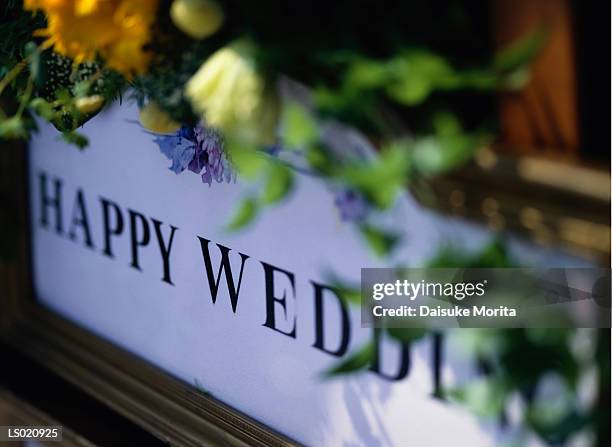 happy wedding sign - happy stockfoto's en -beelden