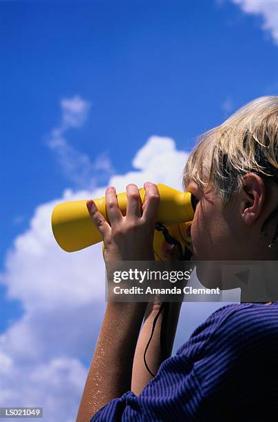 child looking through binoculars - amanda and amanda 個照片及圖片檔