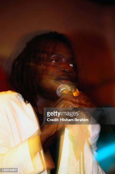 man singing reggae - greater antilles foto e immagini stock