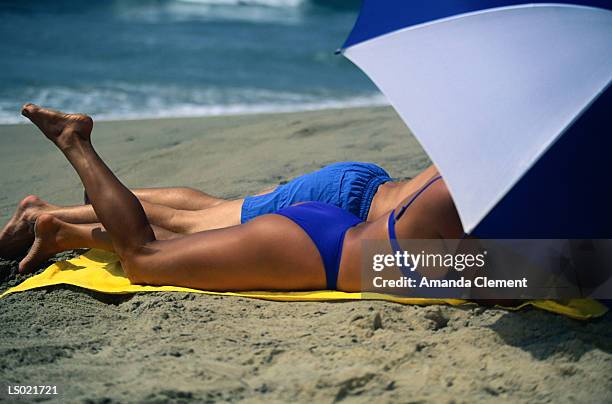 couple under a beach umbrella - amanda and amanda 個照片及圖片檔
