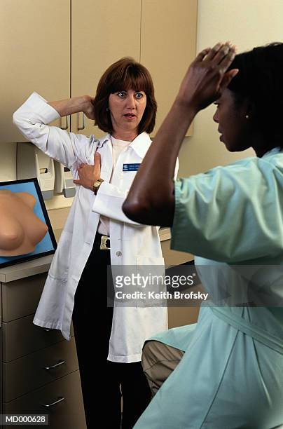 teaching a woman how to do a breast exam - how fotografías e imágenes de stock