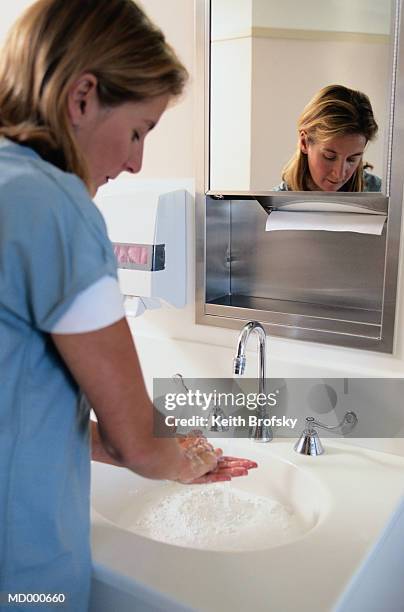 doctor washing her hands - infirmière et maison photos et images de collection