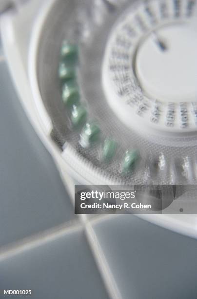 birth control pills - birth control photos et images de collection