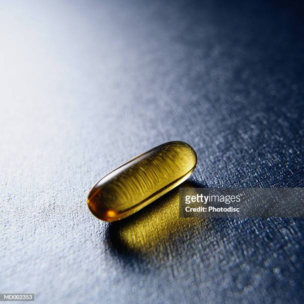 vitamin e pill - dele e dela imagens e fotografias de stock