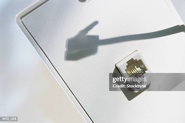 wall jack and cord - tomada de ligação à rede imagens e fotografias de stock