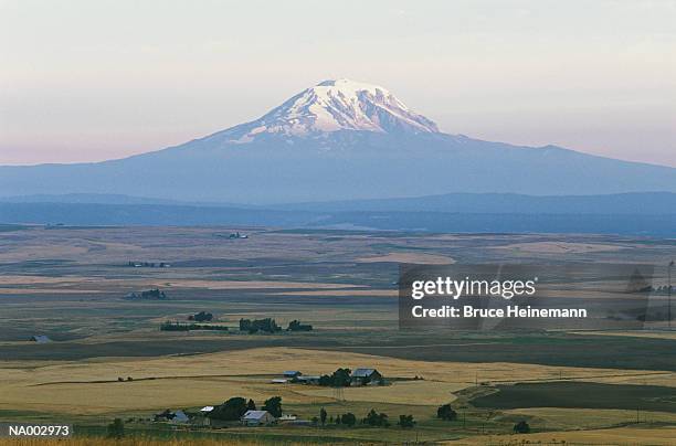 mt. adams and farmlands - montanha adams imagens e fotografias de stock