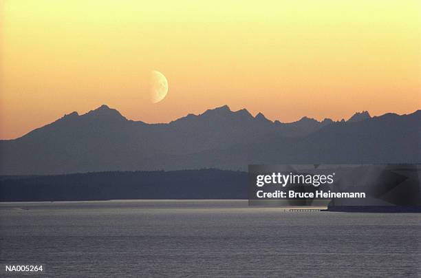 puget sound moonset - washington - noordelijke grote oceaan stockfoto's en -beelden