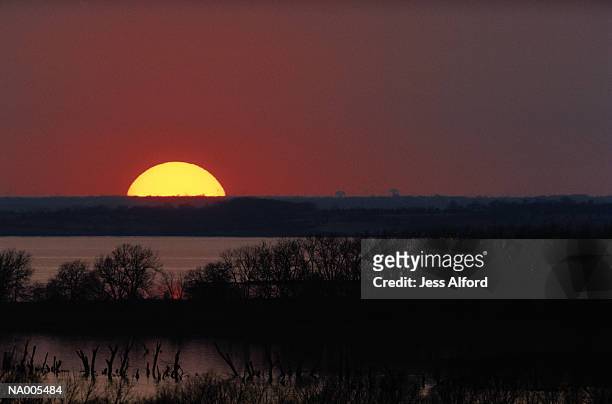 sunset over lake - sunset lake imagens e fotografias de stock