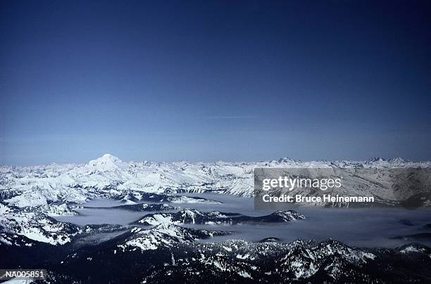 aerial view of the cascade mountains - cascade range imagens e fotografias de stock