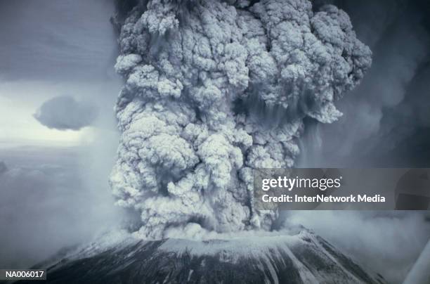 eruption of mount st helens - mount st helens stock-fotos und bilder