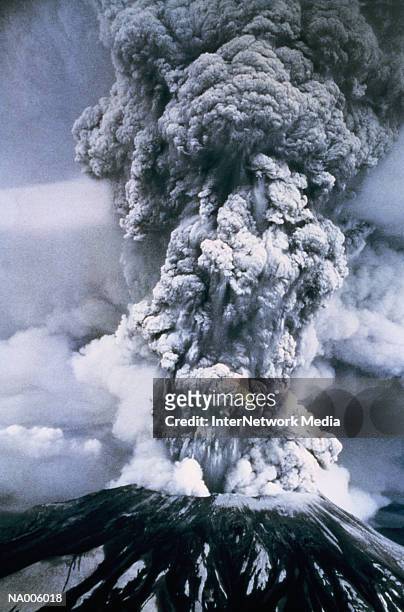 usa, washington, mount st. helens erupting (b&w) - mount st helens stock-fotos und bilder