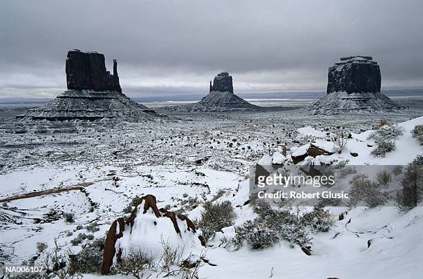 snow in monument valley - the mittens stockfoto's en -beelden