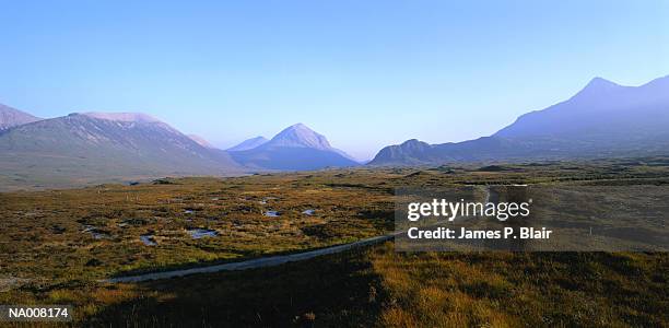 road through mountains - highland islands stock pictures, royalty-free photos & images