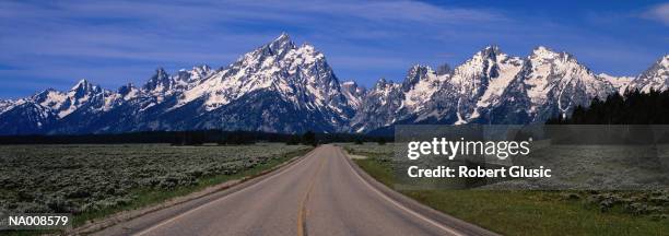 road to grand teton national park - teton gebirge stock-fotos und bilder