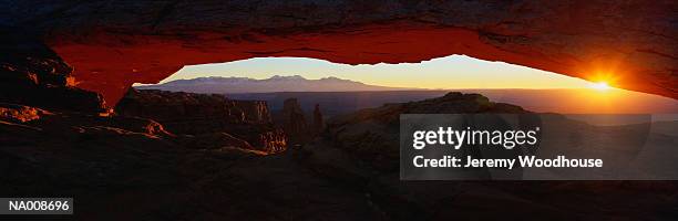 mesa arch at sunrise - arco mesa foto e immagini stock