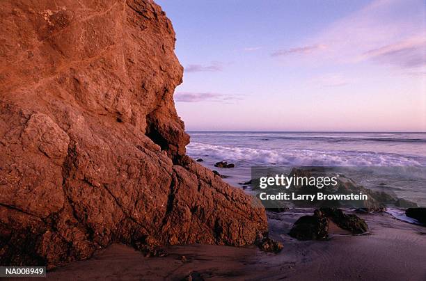 el matador state beach - malibu beach stockfoto's en -beelden