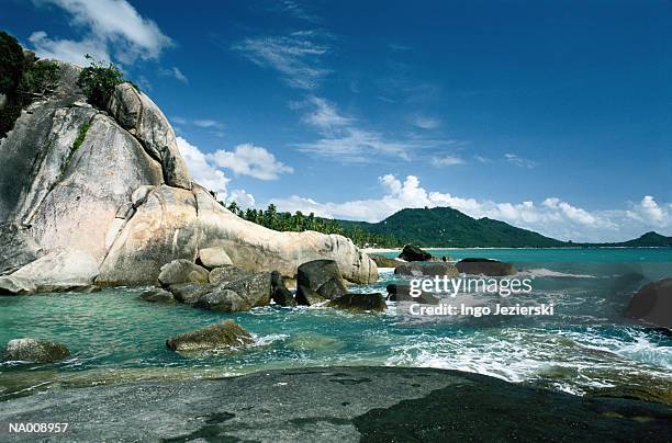 samui island, thailand -- rocky coast - province de surat thani photos et images de collection