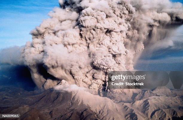 eruption of mt. pinatubo - eruption stock-fotos und bilder