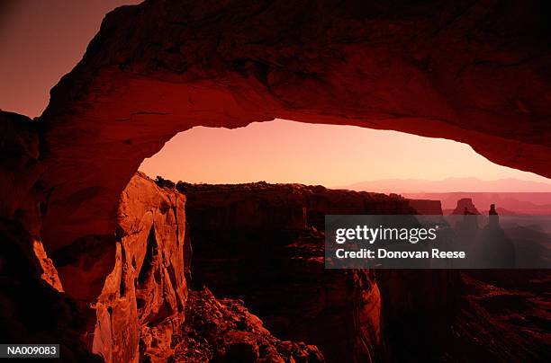 mesa arch at canyonlands national park - mesa arch stockfoto's en -beelden