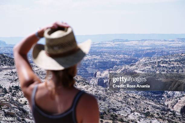 usa, southern utah, woman in cowboy hat looking over landscape - ross stockfoto's en -beelden