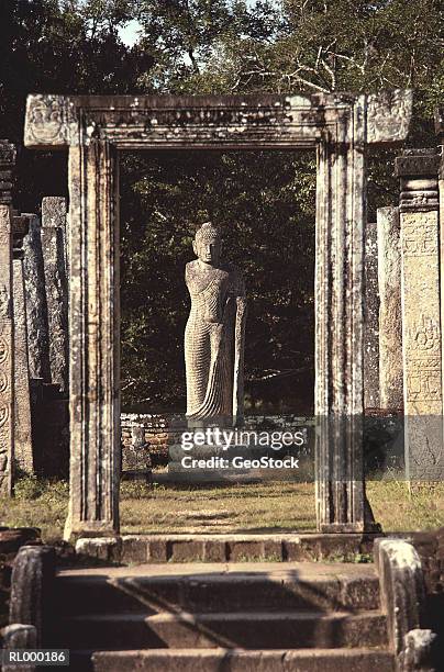 atadage, temple of tooth relic - sri lanka - general economy as central bank of sri lanka looks to contain rising inflation stockfoto's en -beelden